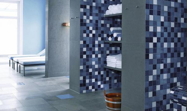 Blick in den Wellnessbereich mit Liegen und frischen Handtüchern