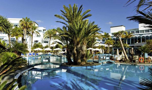 Blick über die ausschweifende Poollandschaft mit Bepflanzung