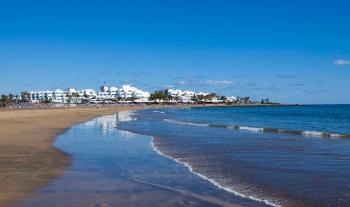 Strandpanorama mit Hotelanlage im Hintergrund