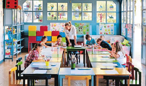 Kinderbetreuung im Spielzimmer mit malenden Kindern