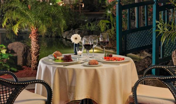 Eingedeckter Tisch mit bereitgestellten Speisen