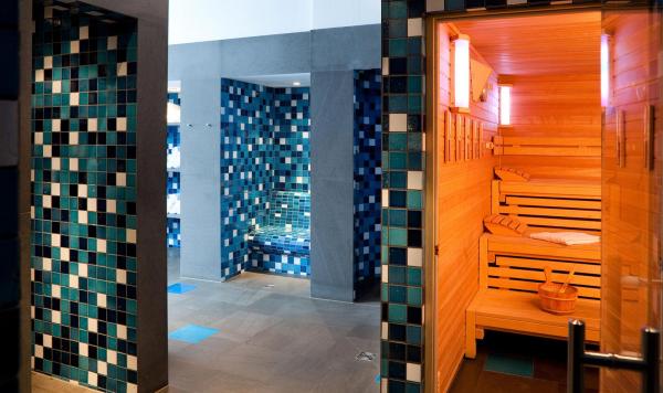 Saunabereich mit mosaik-gefliesten Wänden