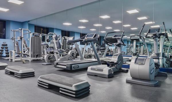 Überblick über den weitläufigen Fitnessraum