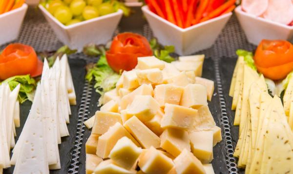 Appetitlich arrangierter Käse, Gemüse und Trauben