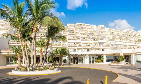 Hotelzufahrt mit Palmen