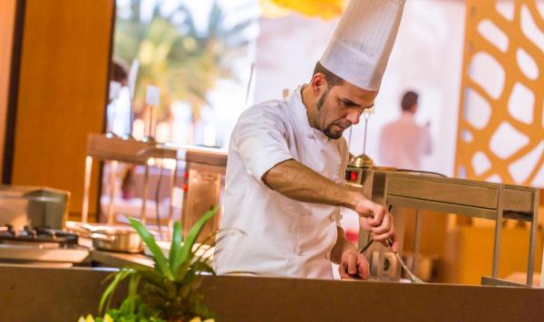 Hotelkoch in offener Küche