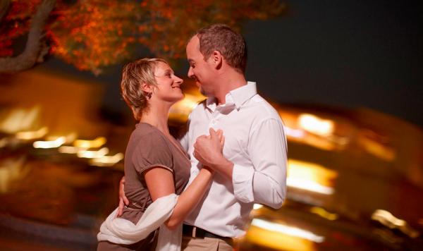 Tanzendes Paar im Hotelgarten