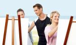 Urlauberinnen die unter Anleitung auf Leinwand malen