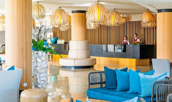 Hotelfoyer mit Sitzbereich und Rezeption