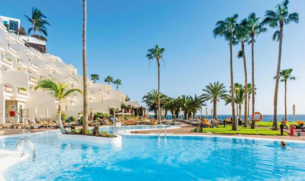 Hotelanlage mit Pool, Palmen und Strand