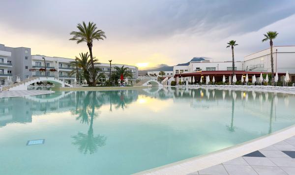 Outdoor Pool bei Sonnenuntergang