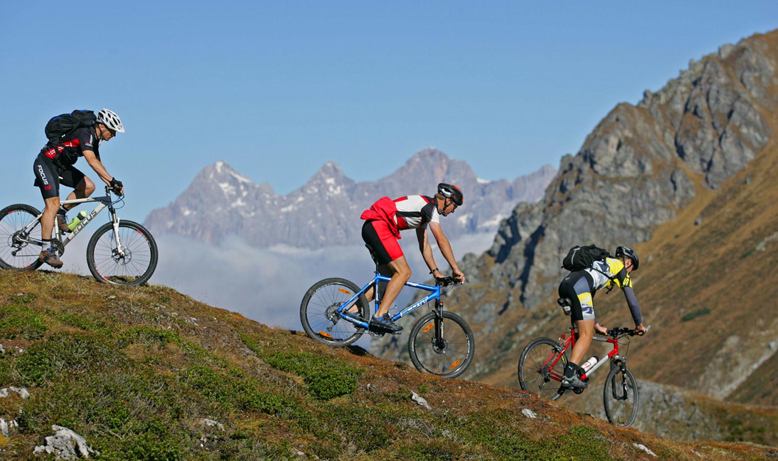 Вело греческий. Mountain Bike Tourer. Велосипед для горного катания. Велосипедист на Горном. Горные прогулки на велосипеде.