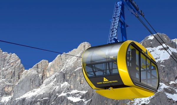 Liftgondel vor schneebedeckten Bergen