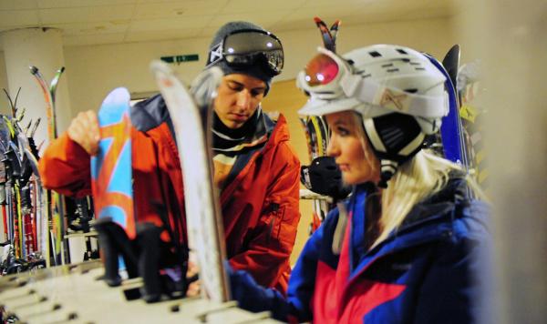 Hotelgäste, die sich zum Wintersport bereit machen