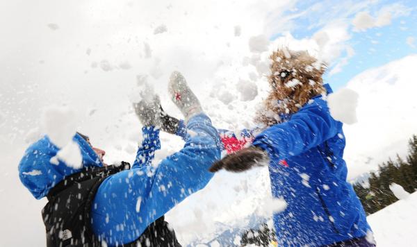 Gäste bei einer Schneeballschlacht