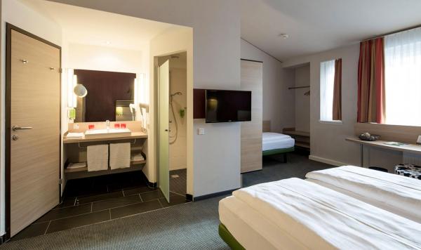 Hotelzimmer mit Doppel- und Einzelbett