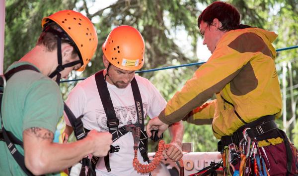Ausflugsgruppe im Klettergarten