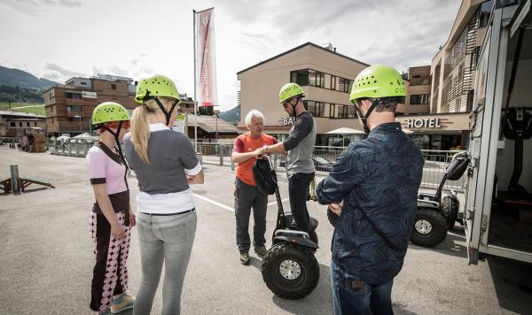 Hotelgäste beim Segway fahren