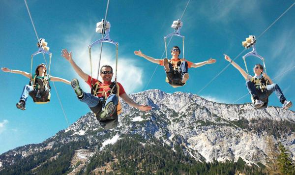 Gut gelaunte Ausflugsgruppe im Sessellift