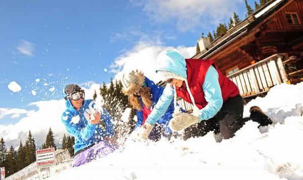 Gäste, die im Schnee spielen