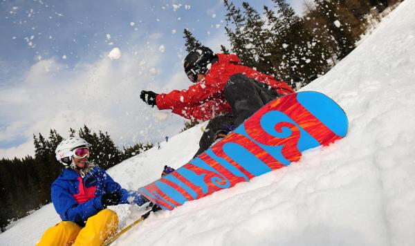 Snowboarder, die im Schnee sitzen