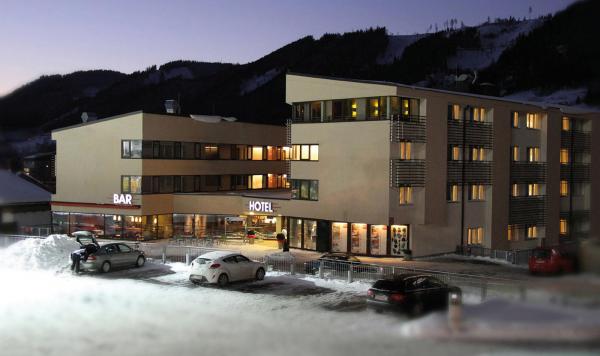 Hotelgebäude am Abend