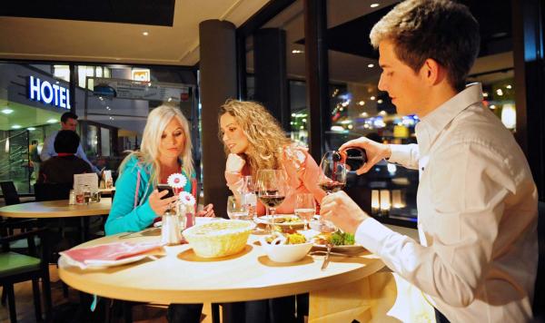 Gäste im Speisesaal