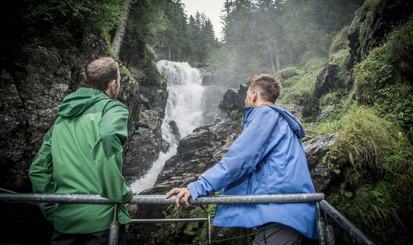 Wanderer vor Wasserfall