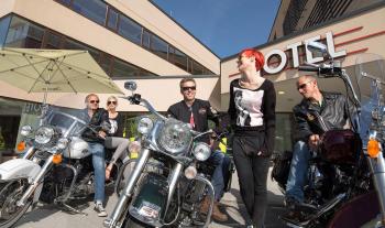 Motorrad-Gruppe vor dem Hotel