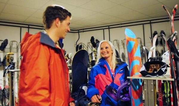 Hotelgäste, die sich zum Wintersport bereit machen