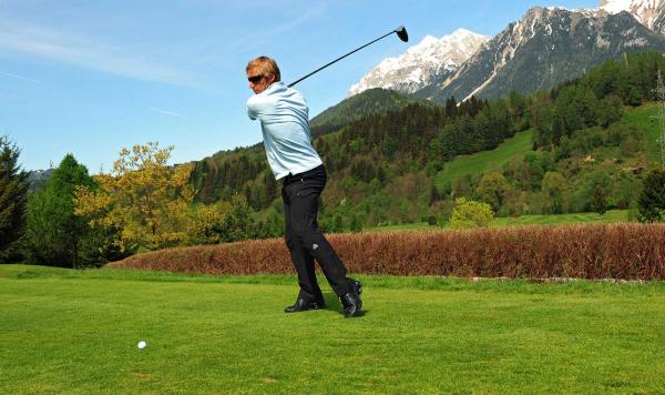 Golfer beim Abschlag