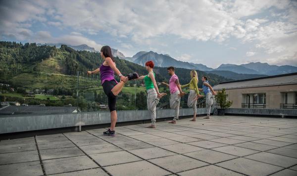 Fitnessgruppe auf der Dachterasse