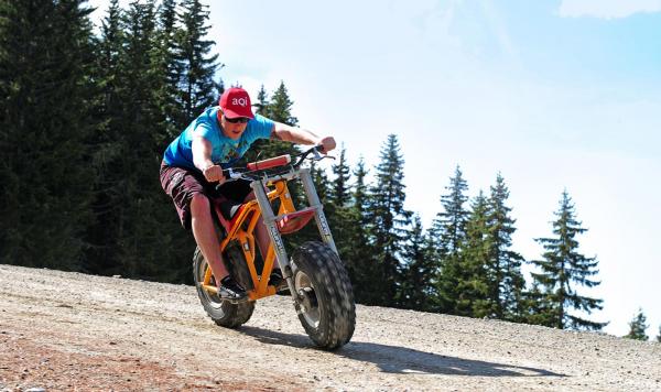 Motorradfahrer im Gelände