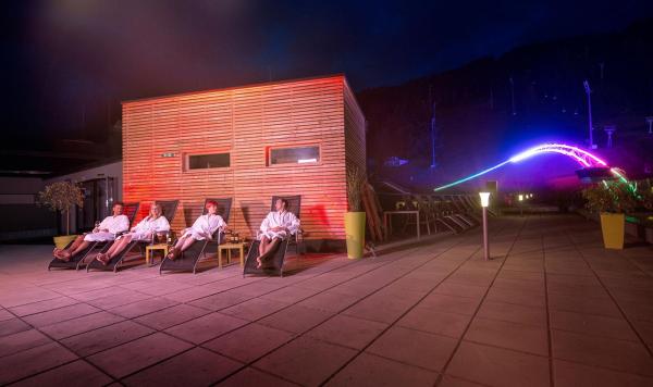 Gäste auf der nächtlichen Dachterasse