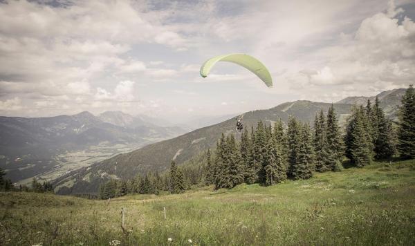 Paraglider in den Bergen