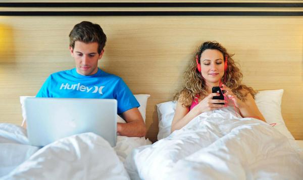 Hotelgäste auf dem Zimmer