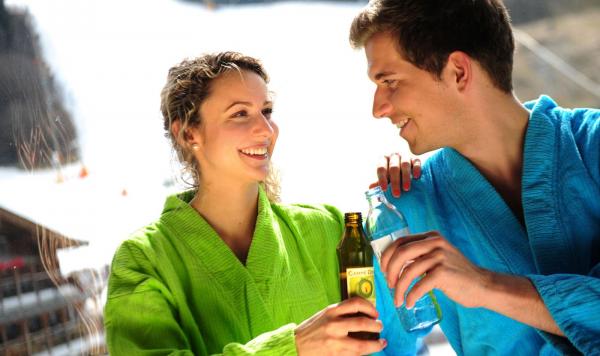 Gäste die mit Getränk anstoßen