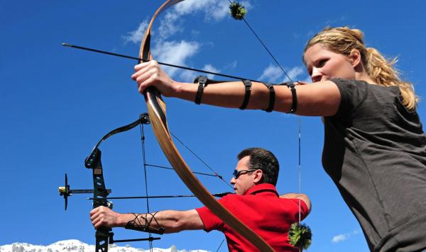 Gäste beim Bogenschießen