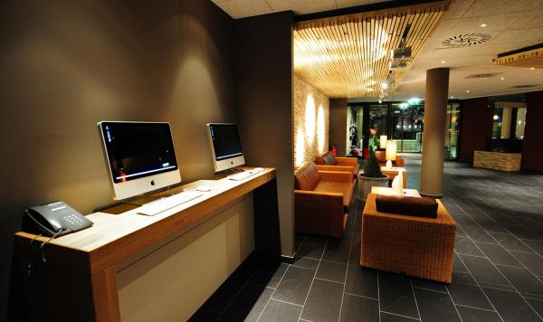 Hotellobby mit Internetecke