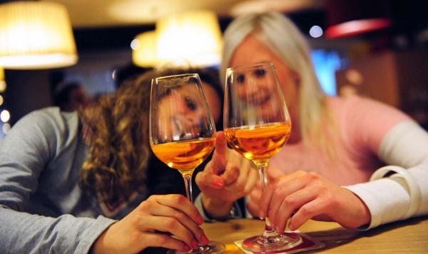 Hotelgäste mit Weingläsern