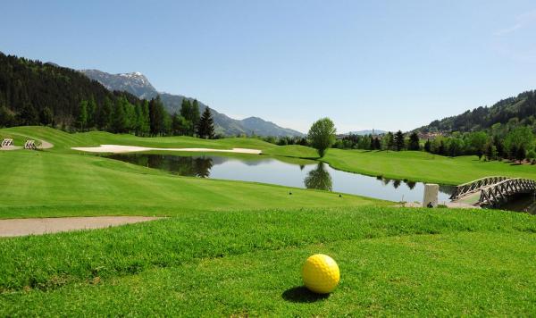 Nahaufnahme von Golfball auf dem Grün