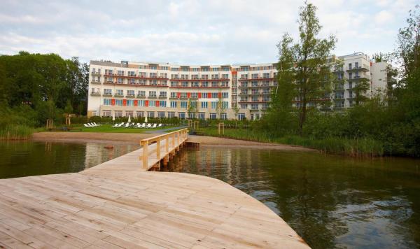 Blick über den Steg zum Hotel