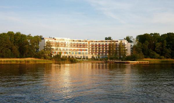 Blick über den See auf das Hotelgebäude