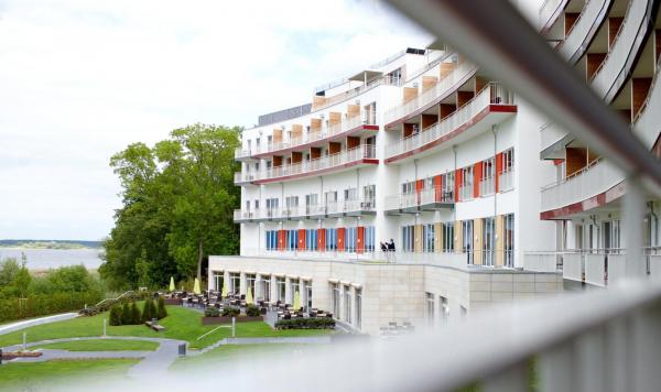 Blick auf Hotel und Gartenanlage