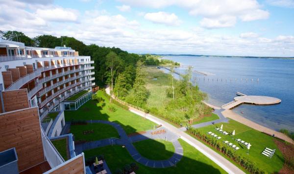 Blick von Oben über das Hotel und den tiefblauen See