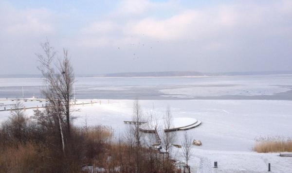 Der zugefrorene See unter geschlossener Scheneedecke