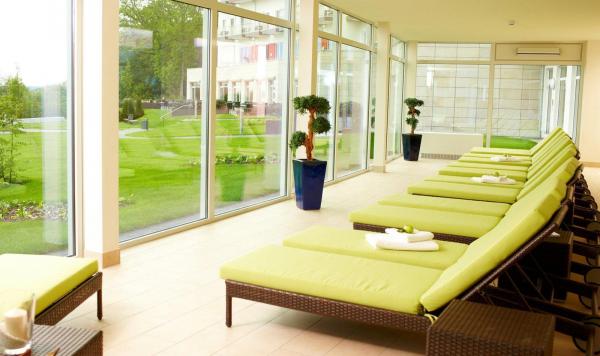 Entspannungsbereich mit Liegen und Blick in die Natur