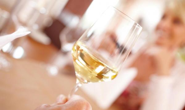 Den Tag bei einem guten Glas Wein ausklingen lassen