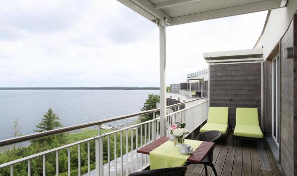 Terrasse mit Sitzgelegenheiten und Sonnenliegen