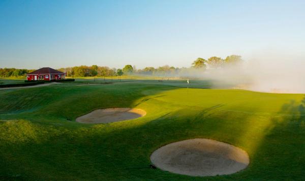 Sonnenbeschienener Golfplatz